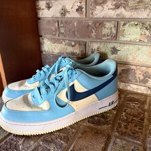 Nike Men’s Low-Top Athletic Sneakers in Light Blue, Navy & Cream